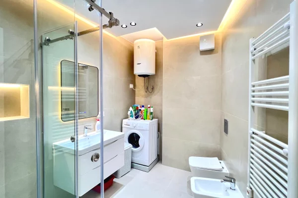 ZYRE ME QERA: 2 Ambiente Pune 📍Stadiumi Air Albania - Buze Rruge Kryesore || 1050Euro/Muaj - Pallat i Ri - K.3 - SP.77m2 - Lokacion Premium