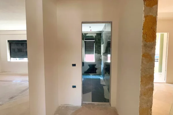 Shtepi ne shitje Apartament ne Tirane, 3+1, Mobilimi Bosh, pa mobiluar, Pagesa 210,000  Euro.