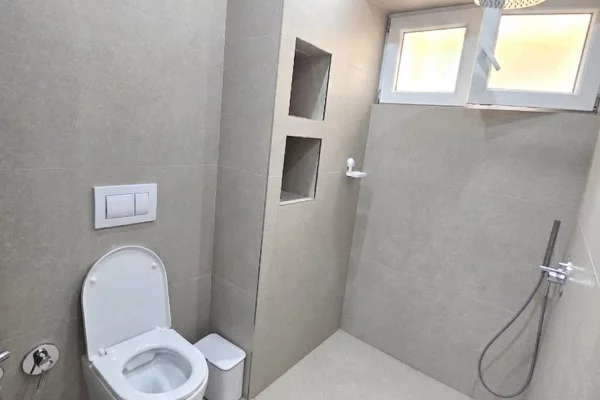 Shtepi ne shitje Apartament ne Tirane, 2+1, Mobilimi E mobiluar, Pagesa 188,000  Euro.