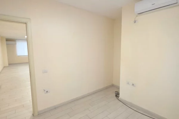 Me Qira: Zyre 140 m2 me 4 Ambiente Pune 2 WC🚾 4 Kondicioner - Kati 3📍 Pazari Ri (Rr.Tefta Tashko - SPAR 🏪) 1250Euro/Muaj ose 120,000Leke/Muaj