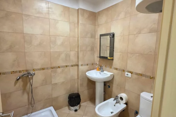 Me Qira: Zyre 140 m2 me 4 Ambiente Pune 2 WC🚾 4 Kondicioner - Kati 3📍 Pazari Ri (Rr.Tefta Tashko - SPAR 🏪) 1250Euro/Muaj ose 120,000Leke/Muaj