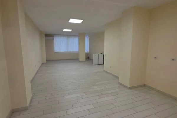 Me Qira: Zyre 140 m2 me 4 Ambiente Pune 2 WC🚾 4 Kondicioner - Kati 3📍 Pazari Ri (Rr.Tefta Tashko - SPAR 🏪) 1250Euro/Muaj ose 120,000Leke/Muaj