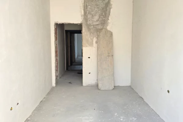 Shtepi ne shitje Apartament ne Tirane, 1+1, Mobilimi Bosh, pa mobiluar, Pagesa 71,000  Euro.