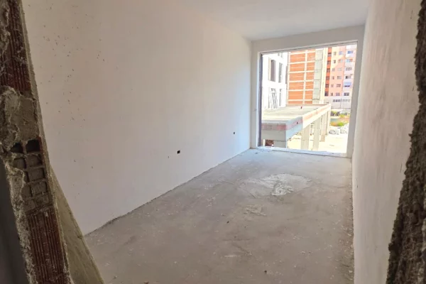 Shtepi ne shitje Apartament ne Tirane, 1+1, Mobilimi Bosh, pa mobiluar, Pagesa 71,000  Euro.