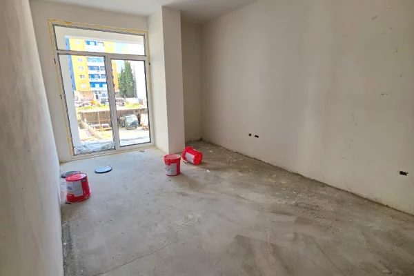 Shtepi ne shitje Apartament ne Tirane, 1+1, Mobilimi Bosh, pa mobiluar, Pagesa 71,000  Euro.