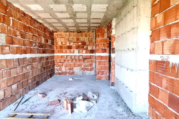 Shtepi ne shitje Apartament ne Tirane, 1+1, Mobilimi Bosh, pa mobiluar, Pagesa 99,000  Euro.