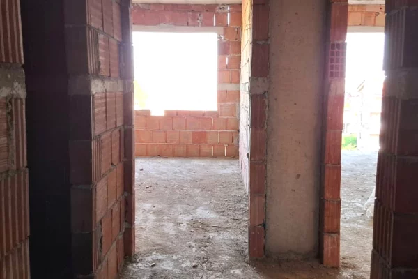 Shtepi ne shitje Apartament ne Tirane, 1+1, Mobilimi Bosh, pa mobiluar, Pagesa 99,000  Euro.