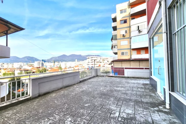 Shitet: Amb i persht. per Zyre ( Selite - Fiks te Rrethi, me pamje) me Verande | S. 19.26m2 || 50,000 Euro