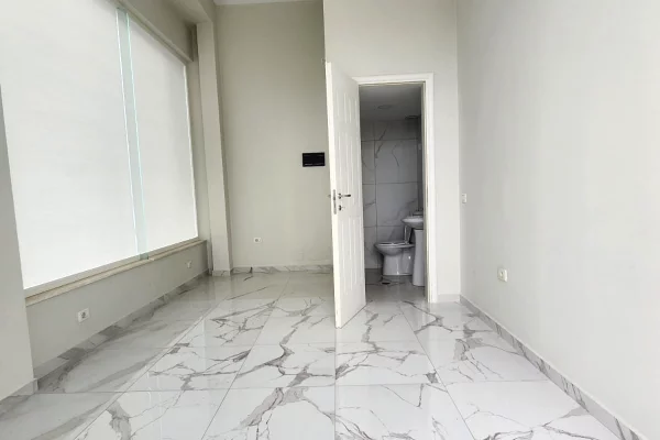Shitet: Amb i persht. per Zyre ( Selite - Fiks te Rrethi, me pamje) me Verande | S. 19.26m2 || 50,000 Euro