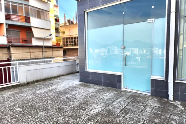 Shitet: Amb i persht. per Zyre ( Selite - Fiks te Rrethi, me pamje) me Verande | S. 19.26m2 || 50,000 Euro