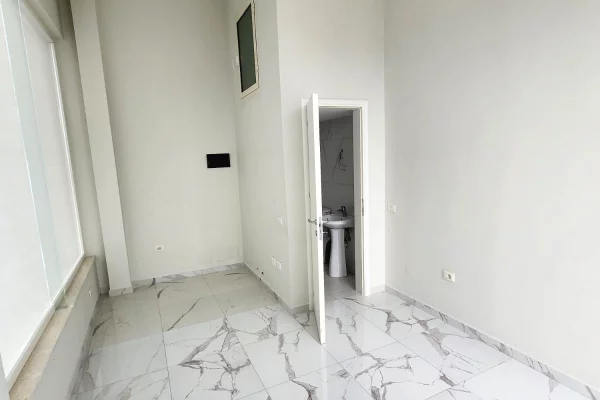 Shitet: Amb i persht. per Zyre ( Selite - Fiks te Rrethi, me pamje) me Verande | S. 19.26m2 || 50,000 Euro