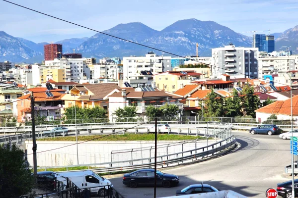 Shitet: Amb i persht. per Zyre ( Selite - Fiks te Rrethi, me pamje) me Verande | S. 19.26m2 || 50,000 Euro