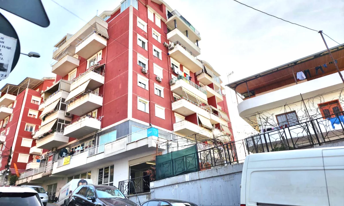 Shitet: Amb i persht. per Zyre ( Selite - Fiks te Rrethi, me pamje) me Verande | S. 19.26m2 || 50,000 Euro