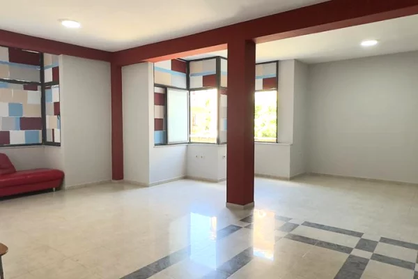 Ambient biznesi me qera 3+1 ne Tirane - 89,000 Leke