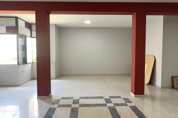 Me Qera: Ambient Biznesi ne Zemer te Tiranes 📍Rruga Durresit ne fillim / Mbrapa dyqanit te luleve - 120 m2 | 89,000 Leke/Muaj