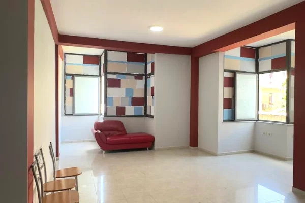 Me Qera: Ambient Biznesi ne Zemer te Tiranes 📍Rruga Durresit ne fillim / Mbrapa dyqanit te luleve - 120 m2 | 89,000 Leke/Muaj