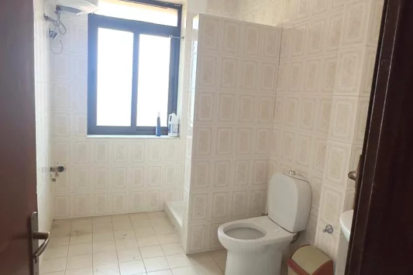 Me Qera: Ambient Biznesi ne Zemer te Tiranes 📍Rruga Durresit ne fillim / Mbrapa dyqanit te luleve - 120 m2 | 89,000 Leke/Muaj