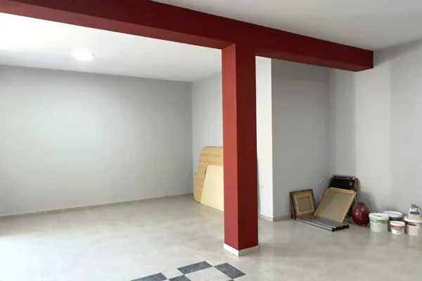 Me Qera: Ambient Biznesi ne Zemer te Tiranes 📍Rruga Durresit ne fillim / Mbrapa dyqanit te luleve - 120 m2 | 89,000 Leke/Muaj