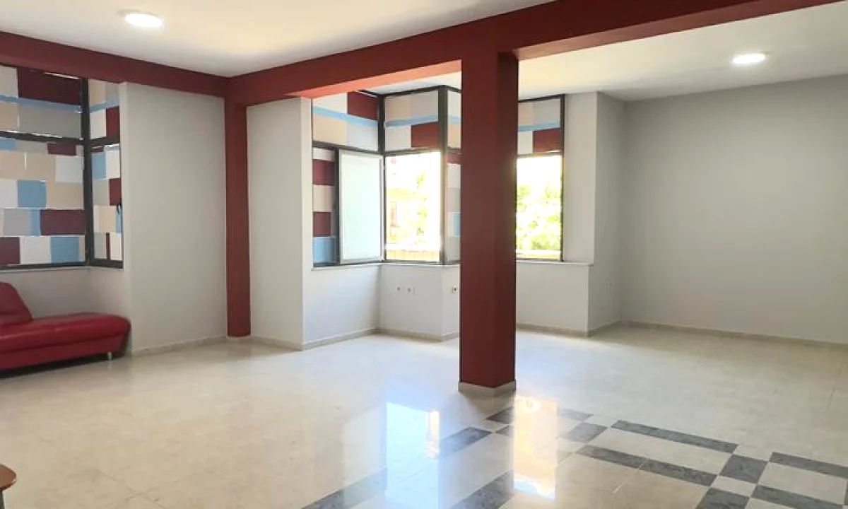 Me Qera: Ambient Biznesi ne Zemer te Tiranes 📍Rruga Durresit ne fillim / Mbrapa dyqanit te luleve - 120 m2 | 89,000 Leke/Muaj