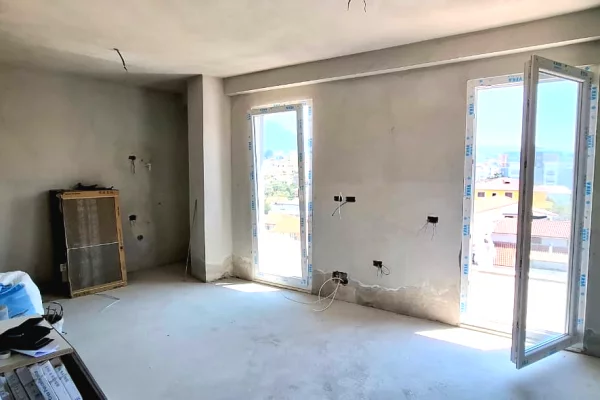 Shtepi ne shitje Apartament ne Tirane, Garsoniere, Mobilimi Bosh, pa mobiluar, Pagesa 94,000  Euro.