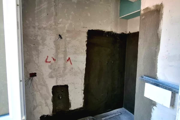 Shtepi ne shitje Apartament ne Tirane, Garsoniere, Mobilimi Bosh, pa mobiluar, Pagesa 94,000  Euro.