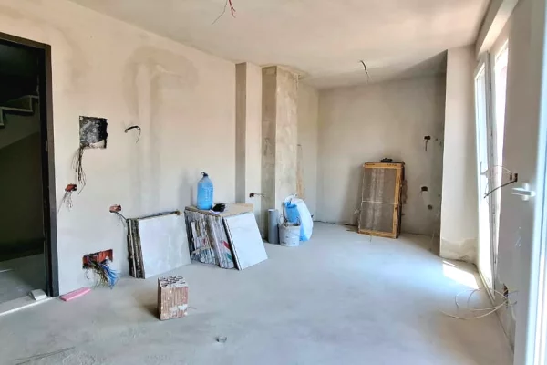 Shtepi ne shitje Apartament ne Tirane, Garsoniere, Mobilimi Bosh, pa mobiluar, Pagesa 94,000  Euro.