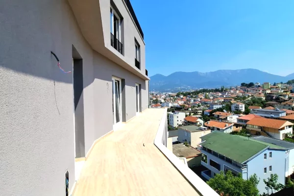Shtepi ne shitje Apartament ne Tirane, Garsoniere, Mobilimi Bosh, pa mobiluar, Pagesa 94,000  Euro.