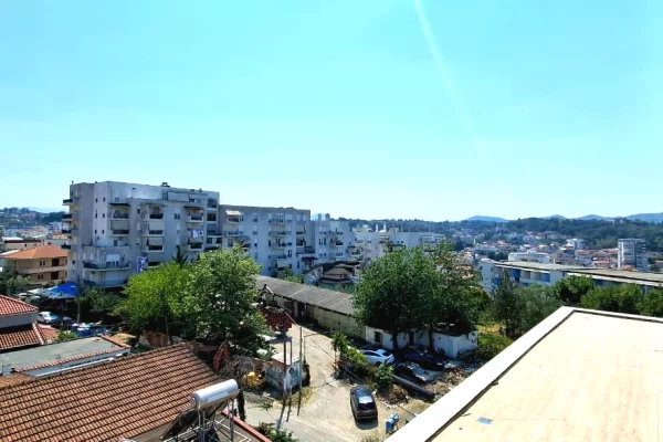 Shtepi ne shitje Apartament ne Tirane, Garsoniere, Mobilimi Bosh, pa mobiluar, Pagesa 94,000  Euro.