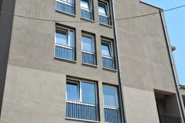 Shtepi ne shitje Apartament ne Tirane, Garsoniere, Mobilimi Bosh, pa mobiluar, Pagesa 94,000  Euro.