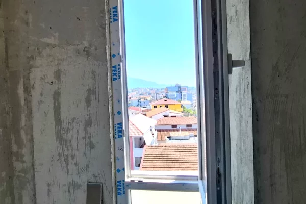 Shtepi ne shitje Apartament ne Tirane, Garsoniere, Mobilimi Bosh, pa mobiluar, Pagesa 94,000  Euro.