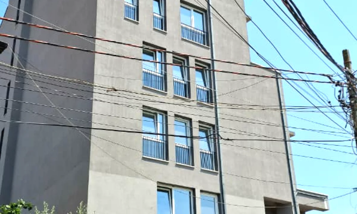 Shtepi ne shitje Apartament ne Tirane, Garsoniere, Mobilimi Bosh, pa mobiluar, Pagesa 94,000  Euro.