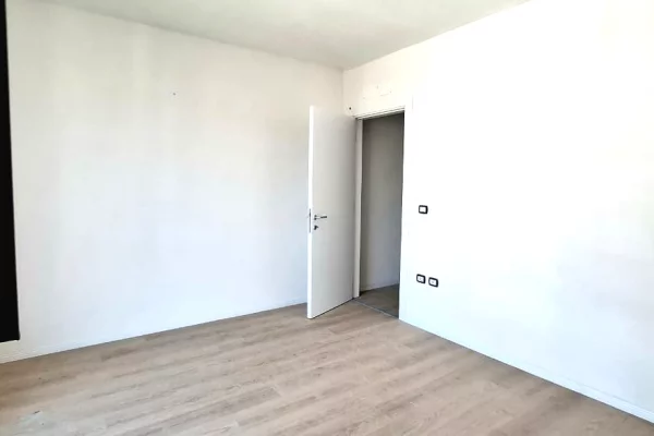 Shtepi ne shitje Apartament ne Tirane, 2+1, Mobilimi Bosh, pa mobiluar, Pagesa 152,000  Euro.