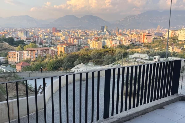 Shtepi ne shitje Apartament ne Tirane, 1+1, Mobilimi E mobiluar, Pagesa 189,000  Euro.