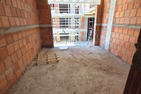 Shtepi ne shitje Apartament ne Tirane, 3+1, Mobilimi Bosh, pa mobiluar, Pagesa 255,000  Euro.