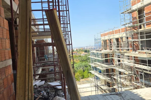 Shtepi ne shitje Apartament ne Tirane, 3+1, Mobilimi Bosh, pa mobiluar, Pagesa 255,000  Euro.