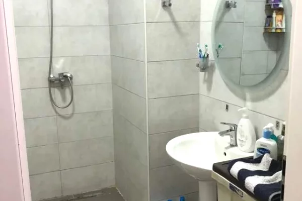Shtepi ne shitje Apartament ne Tirane, 2+1, Mobilimi E mobiluar, Pagesa 180,000  Euro.