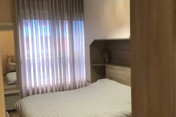 Shtepi ne shitje Apartament ne Tirane, 2+1, Mobilimi E mobiluar, Pagesa 180,000  Euro.