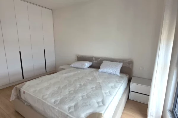 Shtepi me qera Apartament ne Tirane, 2+1, Mobilimi E mobiluar, Pagesa 75,000  Leke.