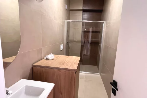 Shtepi me qera Apartament ne Tirane, 2+1, Mobilimi E mobiluar, Pagesa 90,000  Leke.