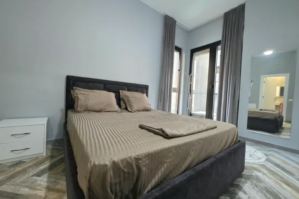 Shtepi me qera Apartament ne Tirane, 3+1, Mobilimi E mobiluar, Pagesa 1,300  Euro.
