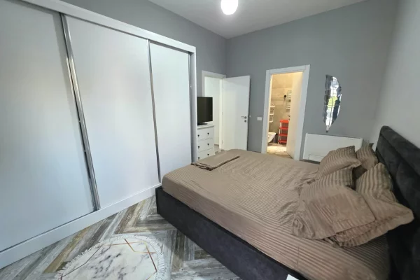 Shtepi me qera Apartament ne Tirane, 3+1, Mobilimi E mobiluar, Pagesa 1,300  Euro.