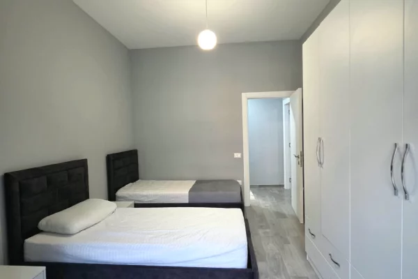 Shtepi me qera Apartament ne Tirane, 3+1, Mobilimi E mobiluar, Pagesa 1,300  Euro.