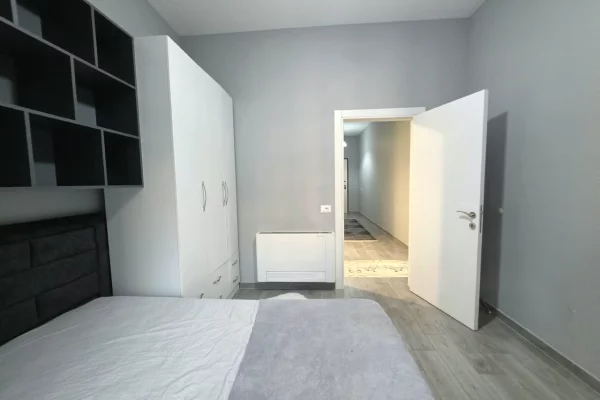 Shtepi me qera Apartament ne Tirane, 3+1, Mobilimi E mobiluar, Pagesa 1,300  Euro.