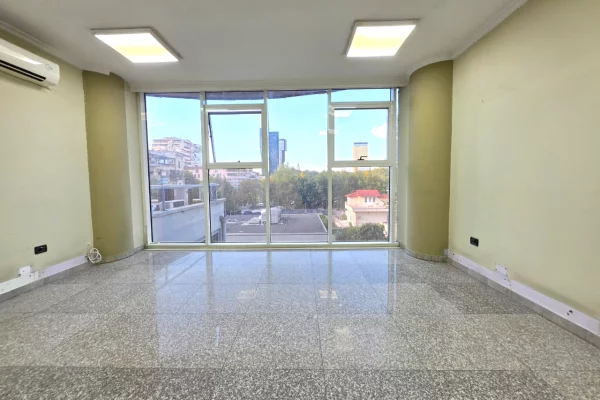 Me Qera: Zyre Premium 📍 Bllok - Sky Tower || 8 Amb. Pune + Verande Gjigande + 1 P. Parkimi 💥 || 380,000 Leke/Muaj