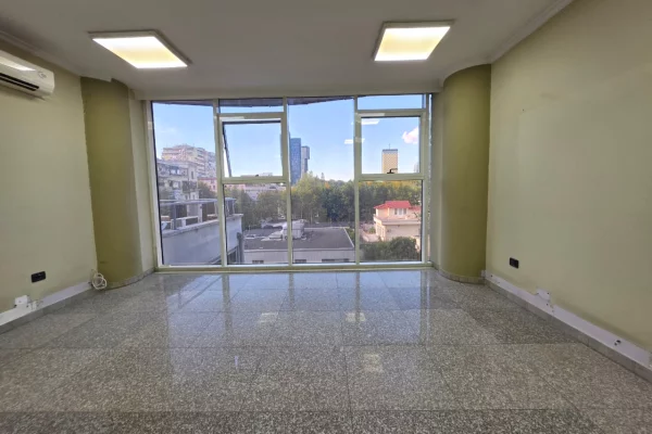 Me Qera: Zyre Premium 📍 Bllok - Sky Tower || 8 Amb. Pune + Verande Gjigande + 1 P. Parkimi 💥 || 380,000 Leke/Muaj