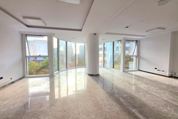 Me Qera: ZYRE PREMIUM NE ZEMER TE BLLOKUT | SKY TOWER (OPEN SPACE) 📍 SKY TOWER – BLLOK || 1600 Euro/Muaj