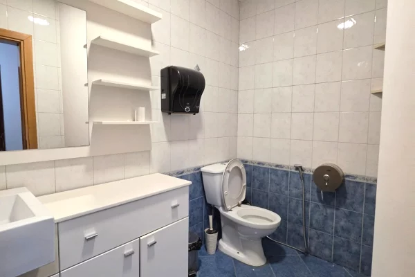Me Qera: ZYRE PREMIUM NE ZEMER TE BLLOKUT | SKY TOWER (OPEN SPACE) 📍 SKY TOWER – BLLOK || 1600 Euro/Muaj