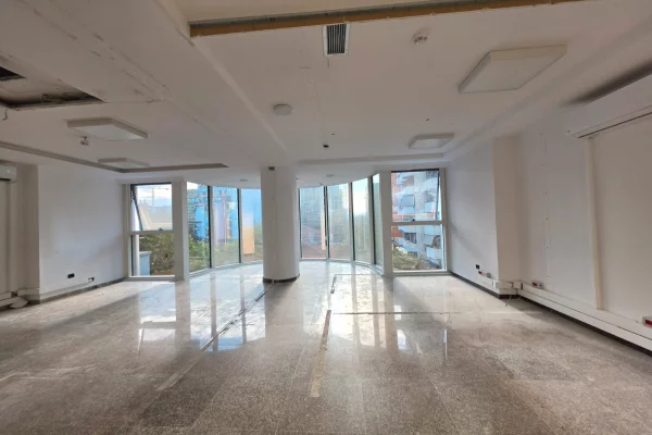 Me Qera: ZYRE PREMIUM NE ZEMER TE BLLOKUT | SKY TOWER (OPEN SPACE) 📍 SKY TOWER – BLLOK || 1600 Euro/Muaj