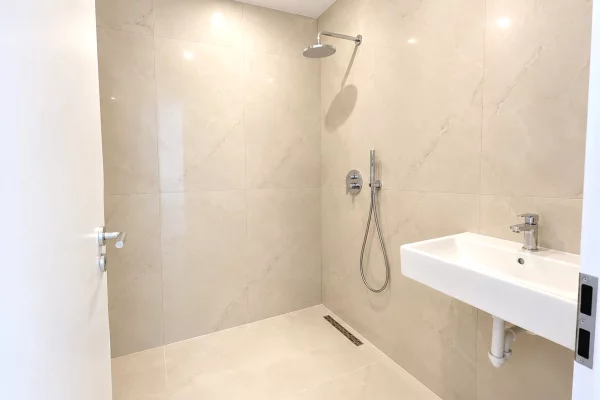 Shtepi ne shitje Apartament ne Tirane, 1+1, Mobilimi Bosh, pa mobiluar, Pagesa 80,000  Euro.