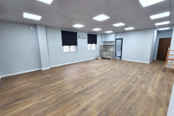 Ambient biznesi me qera 3+1 ne Tirane - 75,000 Leke